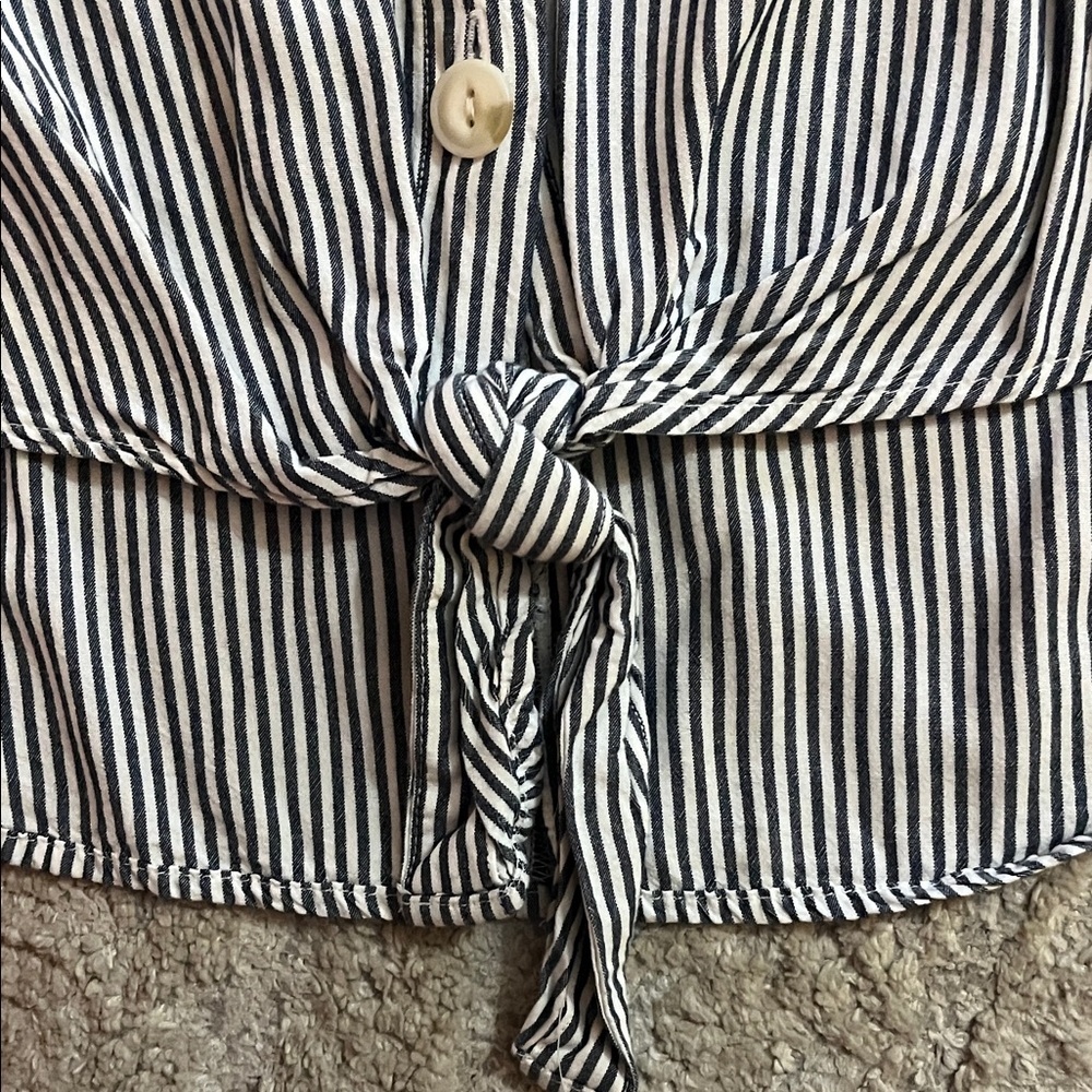 Universal Thread Striped Blue & White Tie-Front Button Short Sleeve Shirt Medium - Picture 5 of 8